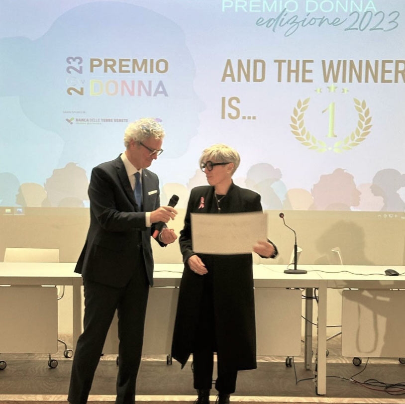 premiazione rita molinaro vincitrice premio donna dell'anno 2023 treviso
